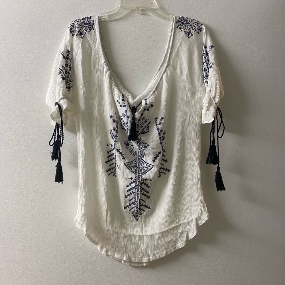 New Ale Hop | White & Blue Embroidered Ribbed Boho Peasant Half Sleeve Blouse, M